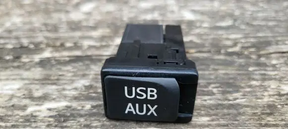 Toyota Prius+ (ZVW40) USB socket connector 8619048030