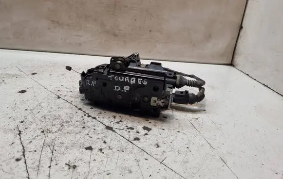 Volkswagen Touareg I Front door lock 3D1837016AD 991625300