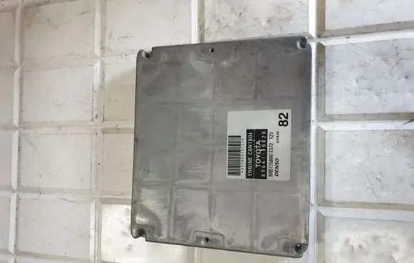 Toyota Avensis T250 Engine control unit/module 8966105820 MB1758007372