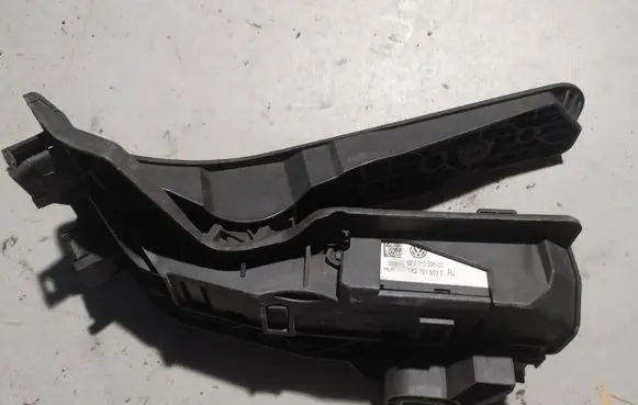 Volkswagen PASSAT B6 Accelerator throttle pedal 1K2721503T