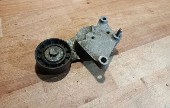 Peugeot 308 Generator/alternator belt tensioner 846143