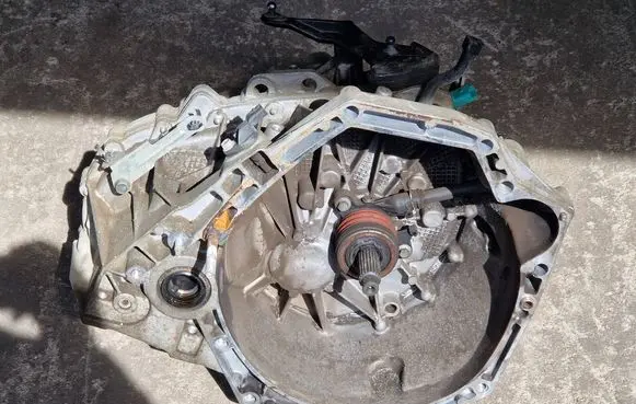 Nissan Qashqai Manual 6 speed gearbox 320101889R B365773