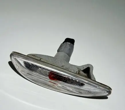 Front fender indicator light