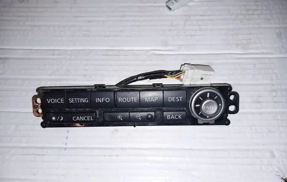 Nissan X-Trail T30 Head unit multimedia control 28395EQ301