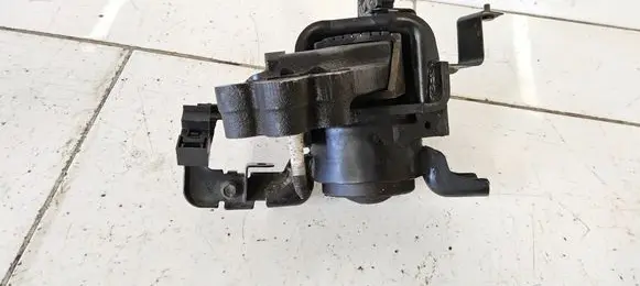 Toyota Avensis T270 Engine mount bracket 