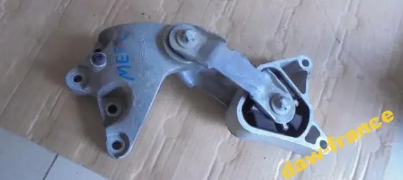 Engine mount vacuum valve