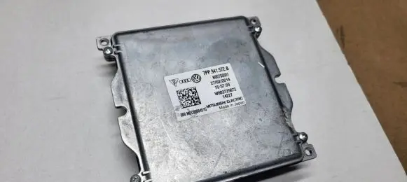 Volkswagen Passat Alltrack Voltage converter/converter module 