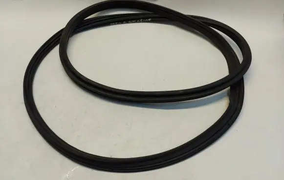 Trunk rubber seal (body)