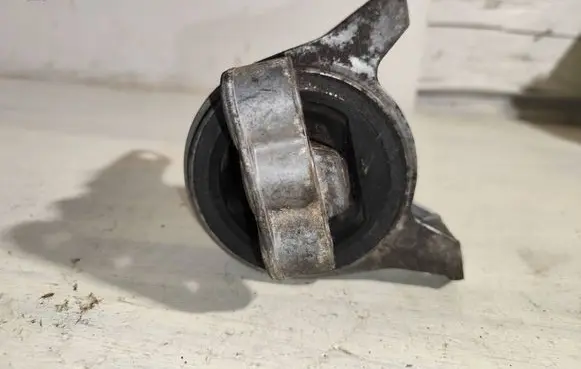 Engine mount bracket