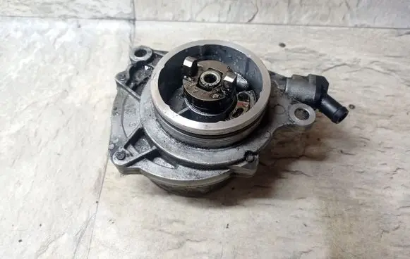 BMW 5 E39 Vacuum pump