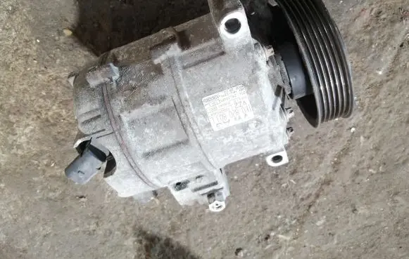Volkswagen Golf V Air conditioning (A/C) compressor (pump) 1K0820803L