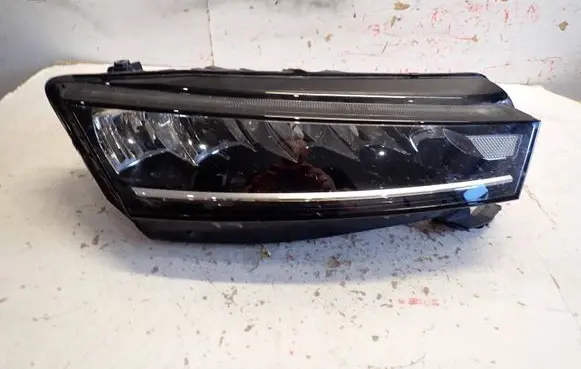 Skoda Octavia Mk4 Headlight/headlamp 5E4941016 LE18A6418