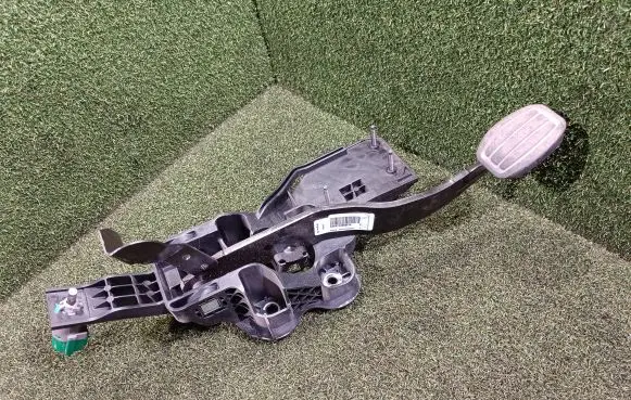 Toyota Proace Brake pedal 9832165580