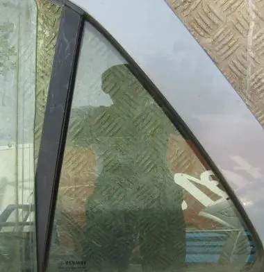 Rear vent window glass