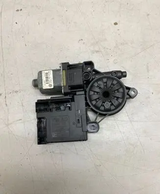 Volkswagen PASSAT B7 Front door window regulator motor 0130822451