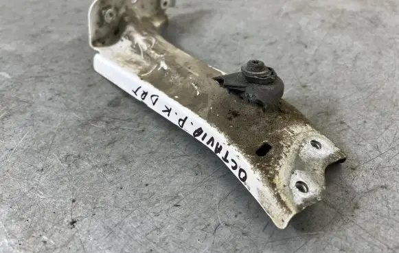 Skoda Octavia Mk3 (5E) Fender mounting bracket 5E0821142 5E08211421