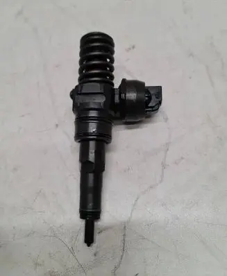 Volkswagen Golf V Fuel injector 038130073AG