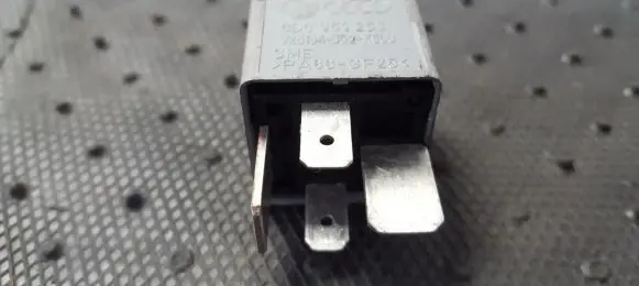 Volkswagen PASSAT B5 Other relay 8D0951253 V23134-J52-X300
