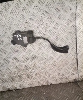 Toyota Avensis T270 Accelerator throttle pedal 7811002071
