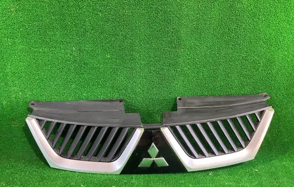Mitsubishi Outlander Front bumper upper radiator grill 7450A037
