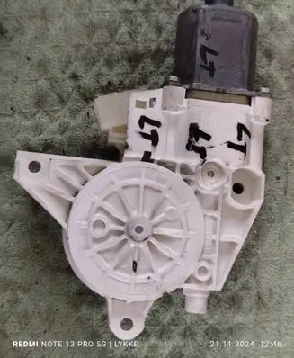 Mercedes-Benz C AMG W204 Rear door window regulator motor A2048200542 961109100 0130822505