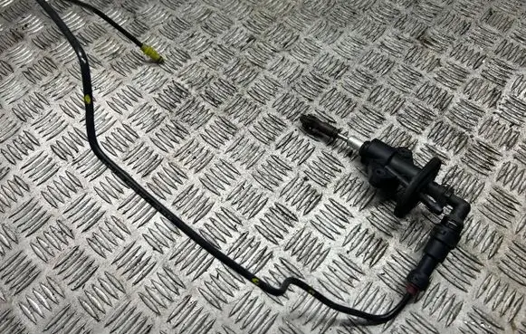 Suzuki Swift III Clutch slave cylinder 