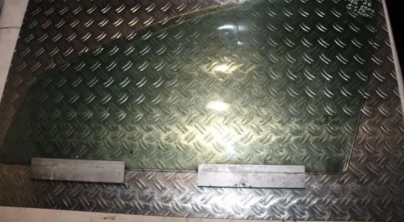 Volvo V70 Front triangle window/glass 43R001106