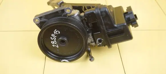 Mercedes-Benz C W204 Power steering pump 28SP15