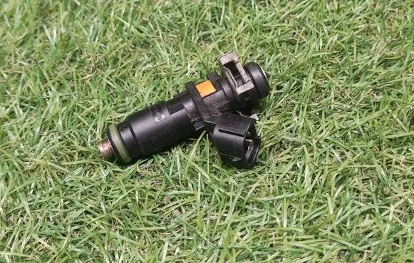 Volkswagen Jetta VI Fuel injector 06A906031CP