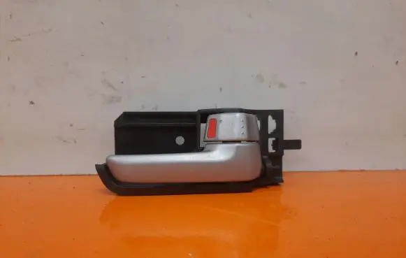 Suzuki Swift I Front door interior handle