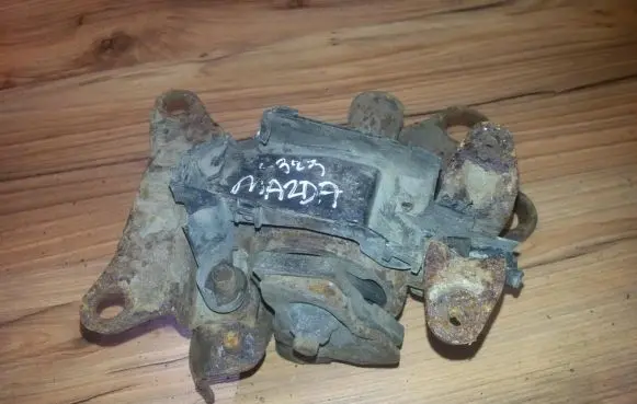 Mazda 323 Engine mount bracket