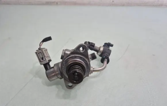 Volvo S60 Fuel injection high pressure pump 31437903
