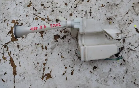 Nissan Juke I F15 Windshield washer fluid reservoir/tank 