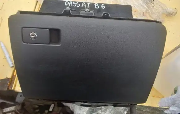 Volkswagen PASSAT B6 Glove box brak