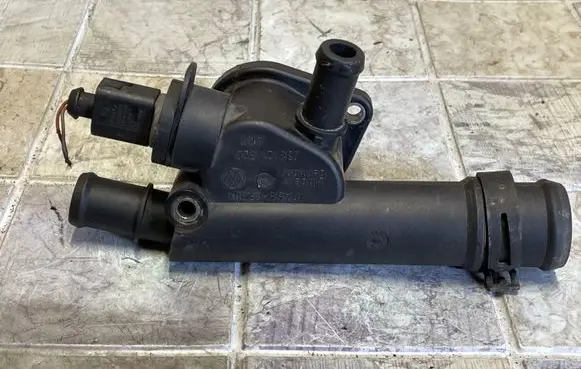 Volkswagen PASSAT B5 Engine coolant pipe/hose 038121132D