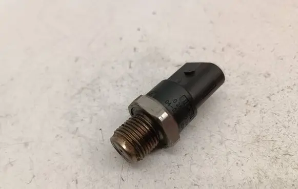 Mercedes-Benz E W211 Fuel pressure sensor A0041536728 0281002504 0041536728