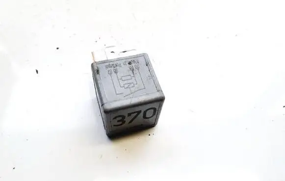 Volkswagen PASSAT B5.5 Other relay 8D0951253A v23134-j52-x300