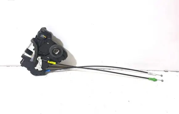Toyota Auris E180 Front door lock A084219