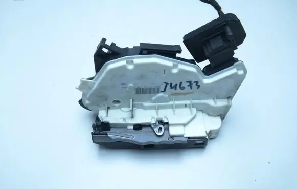 Volkswagen Golf VII Loading door lock 5K2837015D I4673
