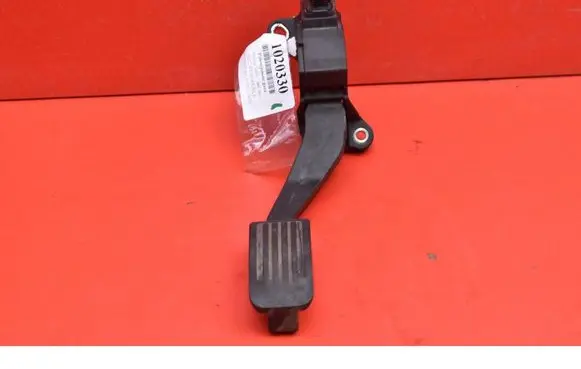 Accelerator throttle pedal