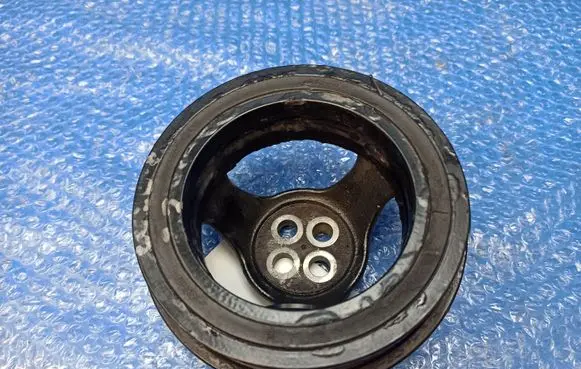 Mercedes-Benz E C207 W207 Crankshaft pulley A6510300803