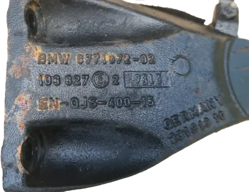BMW 5 E60 E61 Engine mounting bracket 6771072 677107202