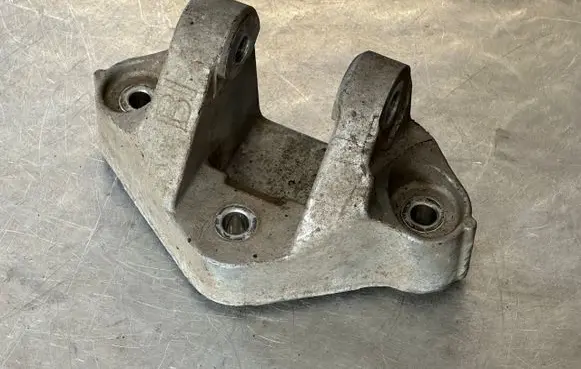 Nissan Qashqai Engine mounting bracket 038172