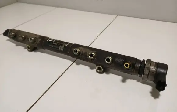 Volvo V50 Fuel main line pipe 30757146 0445215023
