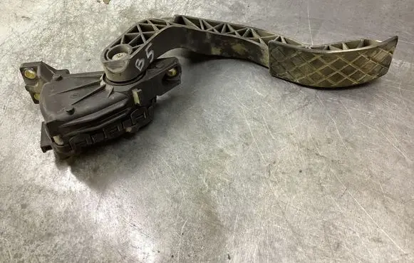 Volkswagen PASSAT B5 Accelerator throttle pedal 6PV00802607 8D1721523A