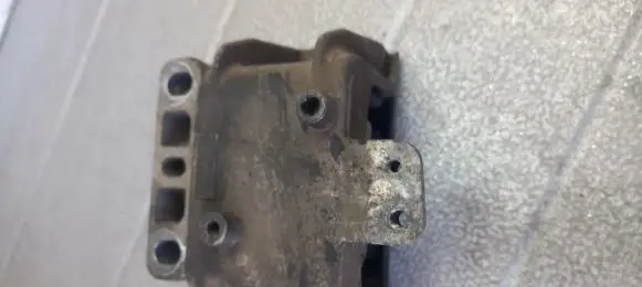 Skoda Octavia 985 Engine mounting bracket