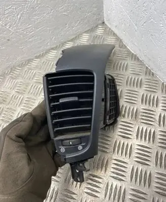 KIA Sorento Dash center air vent grill 847803E50