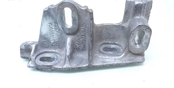 Engine mounting bracket