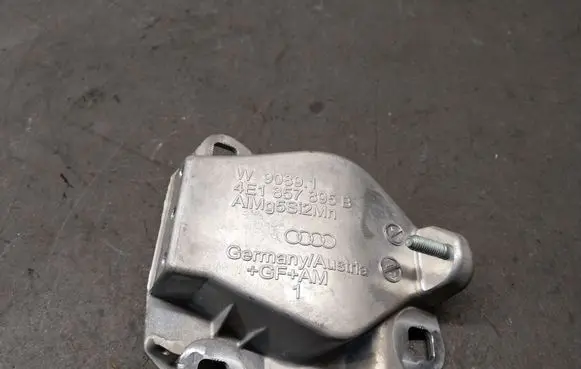 Audi A8 S8 D3 4E Engine mounting bracket 4E1857895B