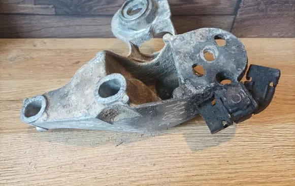 Audi A6 S6 C5 4B Engine mounting bracket